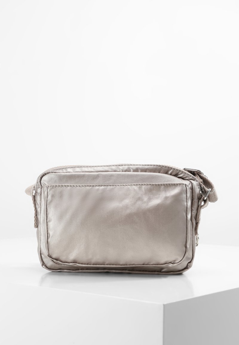 BORSA KIPLING TRACOLLA MEDIA SYRO GRIGIO CHIARO KPK13163 GREY GRIS | Pelletterie Reginato BORSA KIPLING TRACOLLA MEDIA SYRO GRIGIO CHIARO KPK13163 GREY GRIS | Pelletterie Reginato