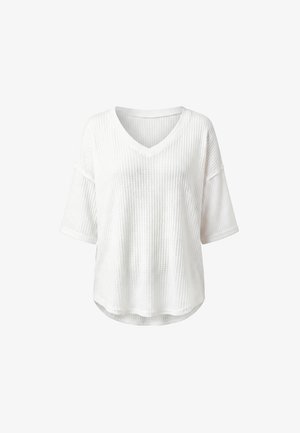 Top tricotat alb cu mâneci scurte și decolteu în V, croială lejeră și model texturat de tip vafe, puțin mai lung în spate.