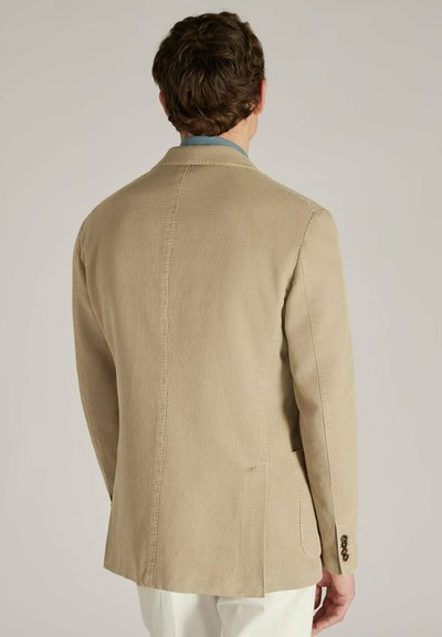 Beige blazer, lichtgewicht stof, enkele achterventilatie, gespschouders, twee zijzakken, driestuksmanchet detail, gladde textuur.