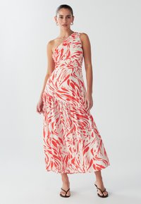 Valge kleit abstraktse punase mustriga, millel on ühe õlaga disain, vormiv bodi ja voolav seelik, mis ulatub keset sääre.