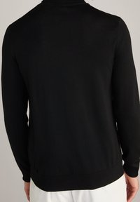 Pull noir en tricot avec manches longues, col côtelé et ourlet côtelé. Texture lisse avec une coupe ajustée, sans motifs ni accents visibles.