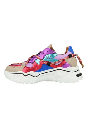 Multikleurige sneakers met een mix van materialen, inclusief metallic rood, blauwe en paarse accenten, met een dikke witte zool en gestreepte veters.