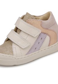Sneaker con una toma in pelle beige con glitter dorati, accenti rosa chiaro e lavanda. Dotato di due cinturini regolabili in Velcro.