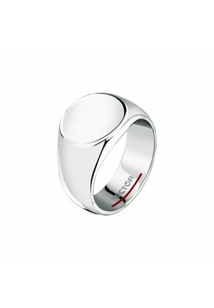 Anello chevalier in argento lucidato con superficie superiore liscia e ovale e "SECTOR" inciso all'interno della fascia con una sottolineatura rossa.