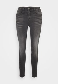 Jeans skinny de mezclilla negra con un acabado desgastado, que cuentan con un clásico diseño de cinco bolsillos, cierre de botón frontal y perneras ajustadas.