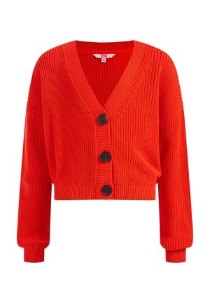 Czerwony, dziergany krótki kardigan z długimi rękawami, dekoltem w serek, ściągaczami na mankietach i dole oraz trzema dużymi czarnymi guzikami z przodu.