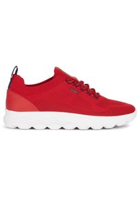 Chaussure de sport rouge avec un dessus en tricot respirant, des accents texturés et une semelle blanche rembourrée. Comprend des lacets et une boucle au talon.