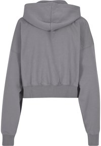 Sweat à capuche gris coupé, avec capuche, poignets et ourlet côtelés. Texture lisse avec un design simple, présentant des coutures d'épaule tombantes.