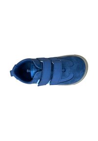 Zapato azul de velcro con una parte superior similar a ante, punta redondeada, plantilla acolchada y suela de goma, con una textura suave y costuras en contraste.