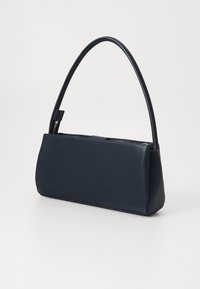 Geantă de piele de culoare bleumarin cu o formă dreptunghiulară elegantă, un mânere ușor curbate și un accent cu fermoar pe o parte. Textură netedă, mată.