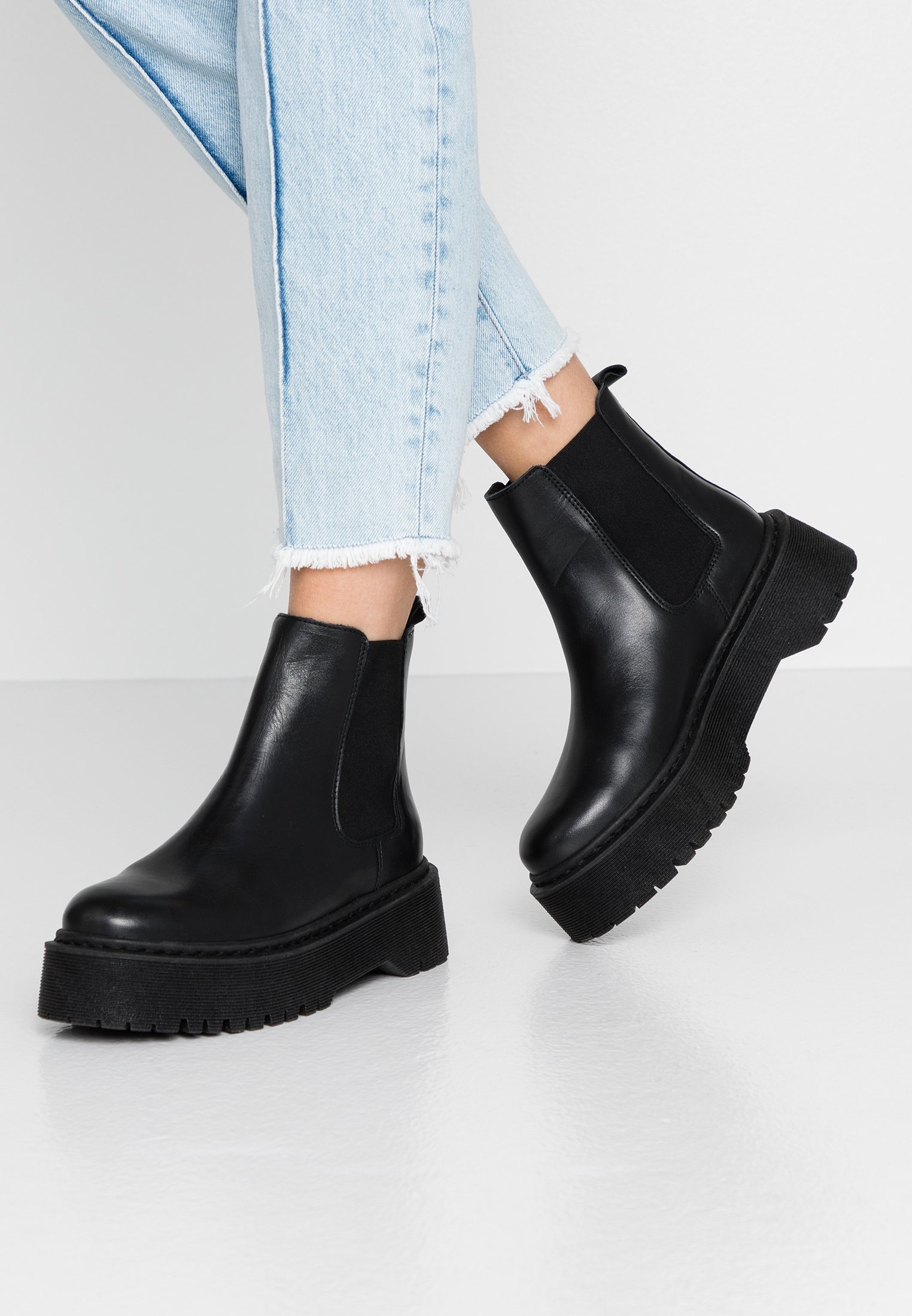 Enkellaarsjes met plateauzool black Enkellaarsjes met plateauzool black