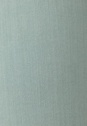 Tessuto di denim azzurro chiaro con trama diagonale a spina di pesce in dettaglio ravvicinato.