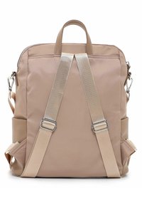 Zaino in nylon beige con spallacci regolabili, due tasche laterali e maniglia superiore. Dotato di accessori in argento e una texture liscia.