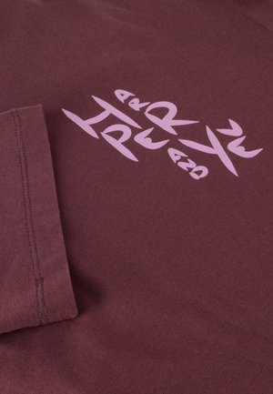 Bordeaux katoenen T-shirt met lichtroze grafische tekst en unieke ontwerpen. Korte mouwen met een relaxte pasvorm en gestikte zoomdetails.