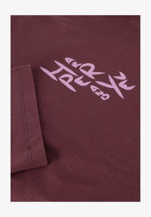 Bordeaux katoenen T-shirt met lichtroze grafische tekst en unieke ontwerpen. Korte mouwen met een relaxte pasvorm en gestikte zoomdetails.