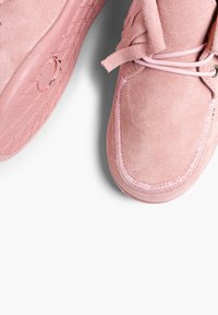 Pinke Wildlederschuhe mit runder Zehenpartie, ausgestattet mit tonalem Stitching und einer strukturierten Gummisohle. Die Schnürsenkel und Ösen betonen das Design visuell.