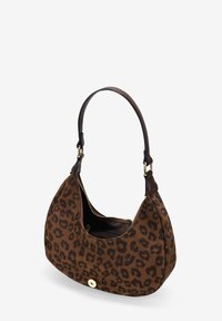 Bolso de mano con estampado de leopardo hecho de ante, con una silueta curvada, que cuenta con una correa de cuero marrón y herrajes en tono dorado. Compartimento con cremallera en el interior.