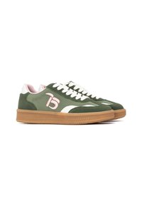 Zapatillas de ante verde con acento de cuero blanco, con suela de goma beige y detalle de logo rosa en el lateral. Diseño clásico de cordones.