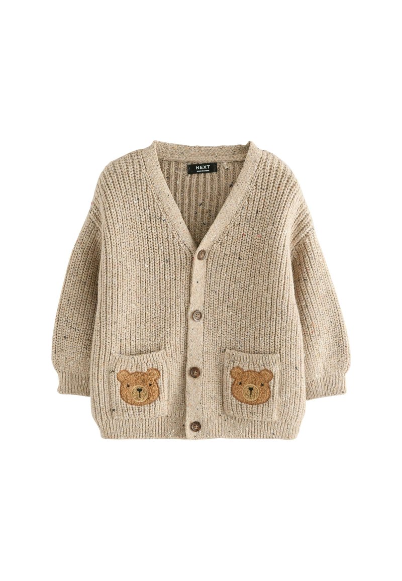 Beige neulecardigan, jossa on V-pääntie, kahdella etutaskulla, joissa on karhun brodeeratut kuvastot, ja napitus edessä.