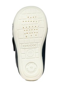 Scarpa di pelle nera con suola in gomma bianca, dotata di fori di ventilazione, testo in rilievo con le parole "GEOX," "FLEXI SYSTEM," e "SOFTLY CUSHIONED."