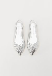 Ballerines argentées métalliques à bride arrière avec un bout pointu, présentant un détail de nœud tordu à l'avant et une texture lisse.