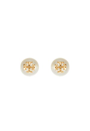 Perle studs med guld-tonet hardware og et udskåret logo-design. Glat, rund form og blank overflade.