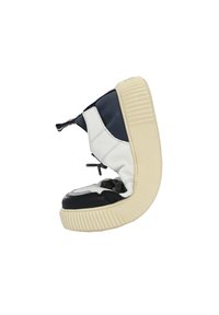 Stivale fino al ginocchio in pelle bianca con parte superiore in tessuto blu navy, punta in gomma nera e suola testurizzata color crema. Presenta una chiusura con cordoncino e un design imbottito.