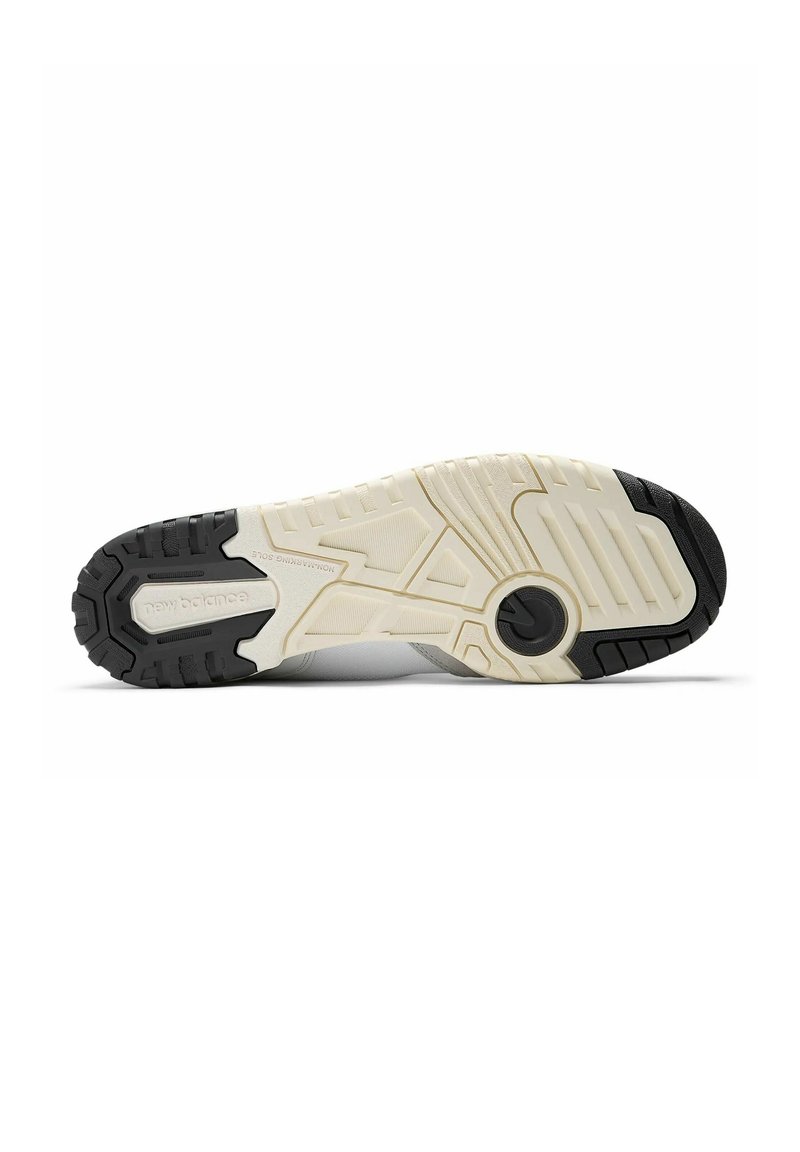 Semelle de chaussure de sport blanche et grise, dotée d'un caoutchouc texturé, d'une découpe circulaire, de motifs moulés et d'accents noirs au niveau du talon et des orteils.
