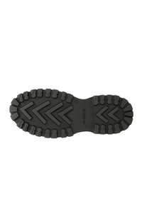 Suola di scarpa in gomma nera con battistrada profondo e robusto, caratterizzata da motivi a zigzag per una migliore aderenza e stabilità. Texture liscia, bordi puliti.