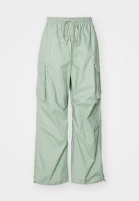 Lysegrøn cargo-bukser lavet af et tekstureret stof. Har et elastisk taljebånd med snore og sidelommer. Bred ben-design.