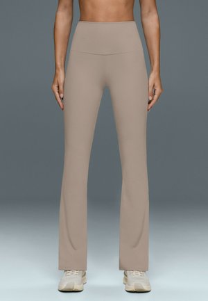 OYSHO, HIGH-RISE COMFORTLUX FLARE TROUSERS - Pantalon classique - beige