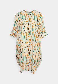 Chemise ample en tissu crème avec un imprimé abstrait orange, vert et noir. Manches courtes et col rond avec un détail en bouton.