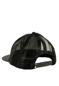 Gorra de béisbol de malla negra con frente sólido, correa de plástico ajustable y costuras reforzadas a lo largo del borde y la corona.