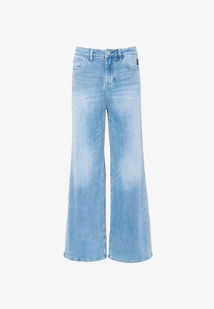 Jeans de mezclilla de pierna ancha en azul claro con botones frontales y bolsillos, con un ligero desgaste y cintura alta.