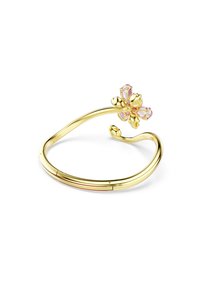 Bracciale in oro con un design fluido, caratterizzato da un accento di fiore rosa, texture liscia e una struttura sottile e aperta.