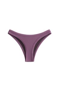 Ribbad bikinitrosa i dämpad lila, med låg midja, sidoutskärningar och slät foder för komfort. Texturerad tygdetalj synlig.