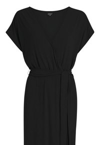 Robe portefeuille noire à manches courtes, col en V, tissu texturé et ceinture assortie nouée à la taille.