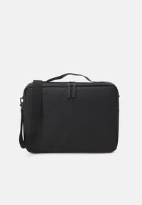 Borsa per laptop nera con una texture liscia, forma rettangolare, chiusura a doppia zip, manico corto e tracolla removibile.