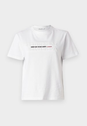 Wit katoenen T-shirt met reliëftekst "SORRY BUT I'M NOT SORRY" in zwart en rood, korte mouwen en een ronde halslijn.