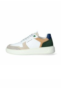 Zapatillas con una parte superior de cuero blanco, acentos de gamuza beige y verde, y una suela texturizada. Presenta una etiqueta verde y cordones redondos.