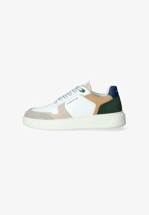 Sneaker con una toma in pelle bianca, dettagli in suede beige e verde, e una suola texturizzata. Presenta un'etichetta verde e lacci rotondi.