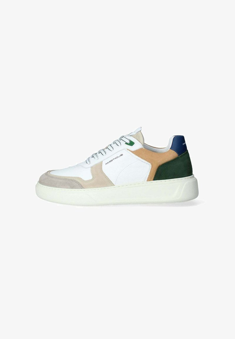 Zapatillas con una parte superior de cuero blanco, acentos de gamuza beige y verde, y una suela texturizada. Presenta una etiqueta verde y cordones redondos.