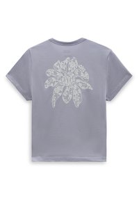 Camiseta de algodón de color púrpura claro con mangas cortas, que presenta un gran gráfico floral blanco en la parte posterior. Cuello redondeado, corte relajado.