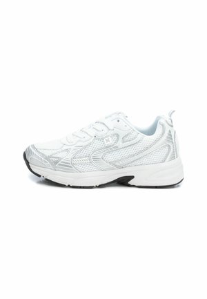 Zapatilla deportiva blanca con materiales de malla y sintéticos, puntera redonda, cuello acolchado, cordones y suela de goma negra texturizada.