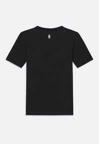 Μαύρο βαμβακερό T-shirt με κοντά μανίκια, στρογγυλή λαιμόκοψη και μικρή ετικέτα με το λογότυπο του NBA στο πίσω μέρος. Ομαλή υφή, κανονική εφαρμογή.