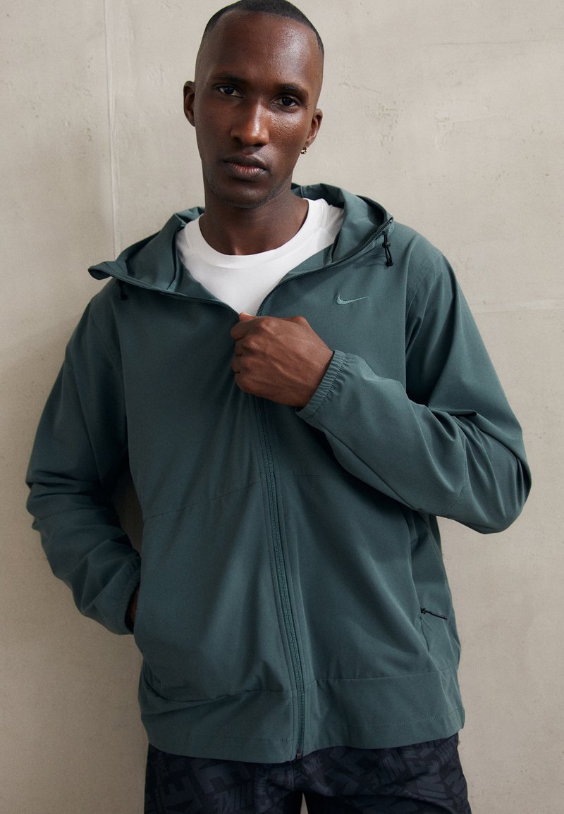 Nike Performance UNLIMITED - Tréning dzseki - vintage green/black