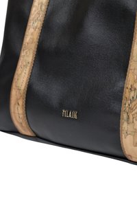 Borsa tote in pelle nera con dettagli in tessuto a mappa color ocra e logo "TCLASSE" impresso in oro sulla parte anteriore. Texture liscia, forma rettangolare.