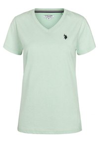 T-shirt verde chiaro a V con maniche corte e piccolo logo di un polo giocatore nero sul lato sinistro del petto, taglia media, etichetta U.S. Polo Assn. all'interno del colletto.