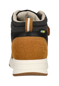 Høje sneakers med en sort tekstiloverdel, brune ruskindsdetaljer, hvid mellemsål og en mønstret krave. Inkluderer en fastholdelsesrem.