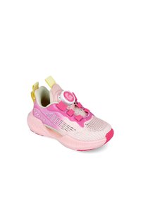 Zapato deportivo ligero con parte superior de malla en rosa y crema, suela de goma texturizada, cordones elásticos y cierre de correa circular.